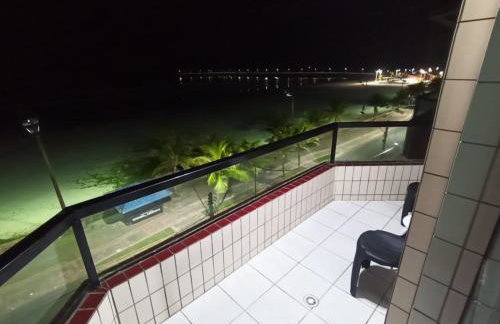 Apartamento pé na areia com sacada e garagem 2 banheiros - Photo 6