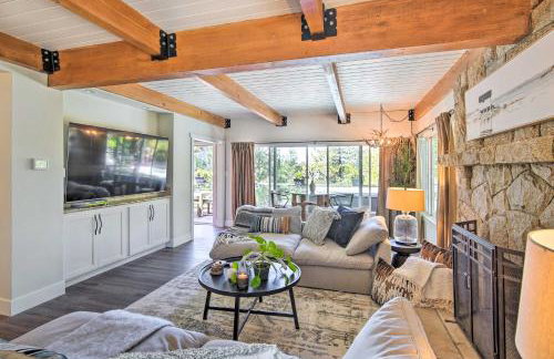 Chic Lake House with Furnished Deck and Hot Tub! - Foto 1