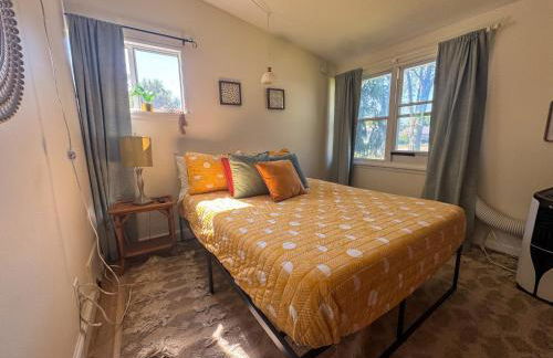 Mid-Century Modern Themed Home with Outdoor Hot Tub - Foto 22