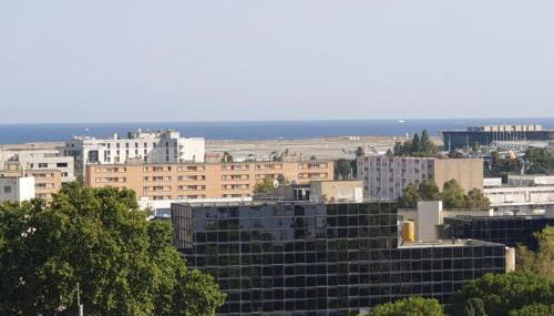 Grand Appartement 5 chambres, 5 télévision , 95 m2, vue mer, tramway sur place, gare train 2 min, aéroport 5 min , Large Apartment 5 bedrooms, 5 televisions, 95 m2, sea view, tram on site, train station 2 mins, airport 5 mins - Foto 1