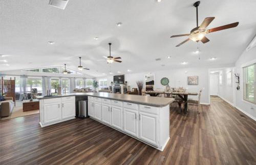 Ultimate Family Fun Lakehouse with pool and dock - Foto 5