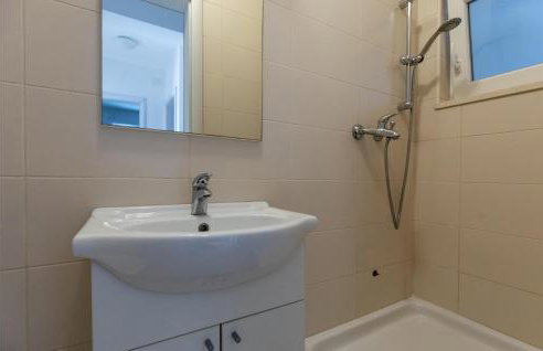 2 Bedroom Amazing Apartment In Klek - Photo 8