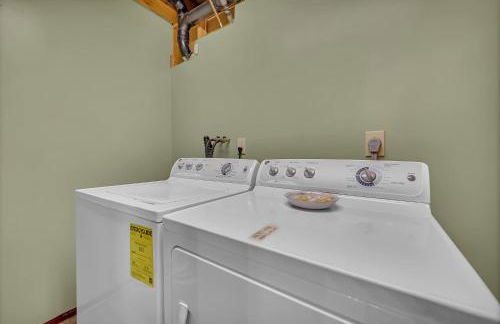 Secluded Log Cabin with Hot Tub Fire Pit Game Room - Foto 35