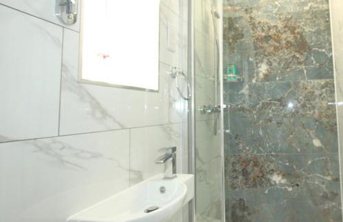 Deluxe 3 Bedroom 2 Bath House &Parking by CozyNest - Photo 10