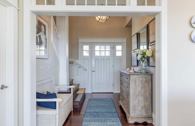 Waterfront 4bdr w/ Deck, Stunning Views, Fire Pit Cedar Street by Avantstay - Foto 13