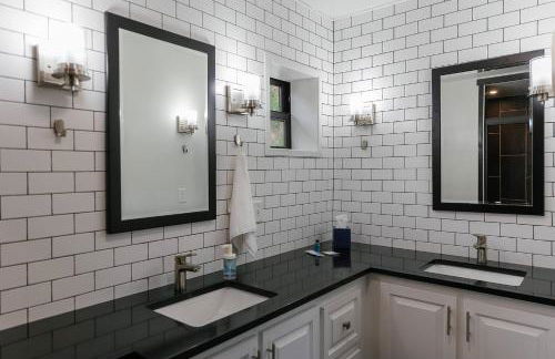 Arch Fun Cabin - Modern Cabin with Hot Tub, Games & Views - Foto 47