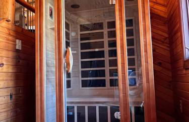 Luxe Spa Cabin: Hot Tub + Sauna + Fire - Foto 3