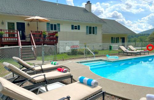 Stylish Mountain Chalet 15mins to Gore Mountain , Large Hot Tub, Playroom & Large Heated Pool - Foto 63