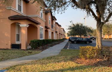 Spacious 4 BR Townhouse with 2 King Size Master Bedrooms, 3 miles to Disney, Free WiFi and Free Parking - Foto 31