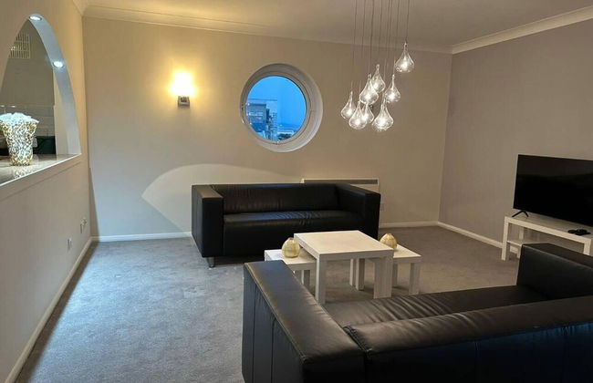 Beautiful 3-bed Apartment in Swansea - Photo 17
