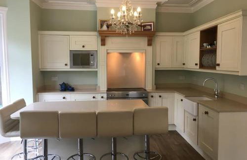 West View, Lakeside, Newby Bridge, 2 mins walk to Lake Windermere, Delightful property with Hot Tub - Foto 1