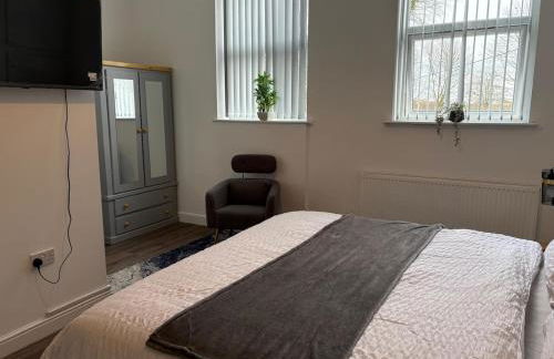 Stylish Studio flat 5, ensuite, kitchenette, Parking, Wifi,Smart TV,Nr Sandwell and Metropolitan Hospital - Foto 11