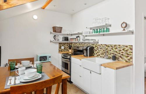 Modern Living w hot tub in Alberta Arts District - Foto 6