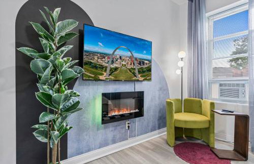 Abstract Haven | Stylish 1BR by Tower Grove - Photo 12