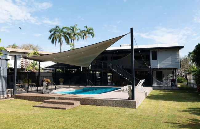 Rosewood Rustic Refuge Pool Outdoor Dining Backyard - Foto 2