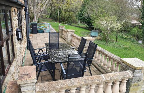 Stunning 2 Bedroom Guest House with Hot Tub - Photo 26