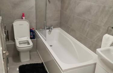 Newly Renovated Cosy 1 bed flat, 4 minutes walk to Town Centre, 3 minutes walk to the train station, Free parking, Modern, fresh and spacious living room, Netflix ready smart TV, Wifi - Photo 9