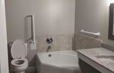 Walk to K-State, Sleeps 12, Pool Table, Hot Tub - Foto 11