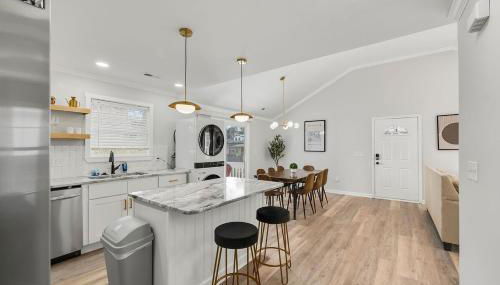 Renovated bungalow in DT Raleigh w firepit & king bed - Foto 5