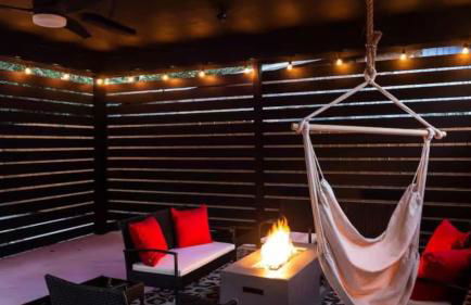 Stylish 3BR East Side Retreat w Patio & BBQ - Foto 7