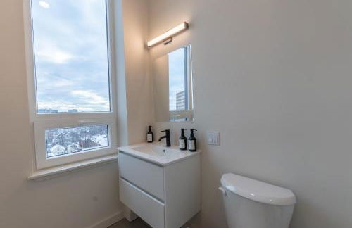 Bright and Bold Escape with NYC Views and Free Parking, Sleeps 9 and 2 Baths - Foto 6