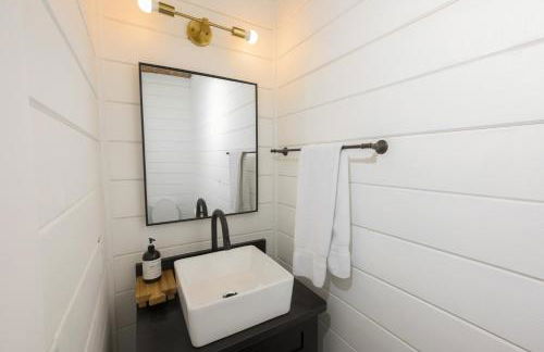 NEW Farmhouse-Chic Cabin with Hot Tub & Firepit - Foto 27