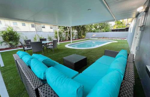 Royal Luxe Pool Home near Ft Laud airport and each - Photo 1