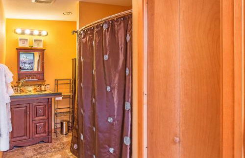 Cozy 2BR cabin near beach with deck fireplace. - Foto 7