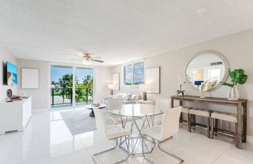 Across from Beach | Balcony • Pool • Parking • 2BR - Foto 11
