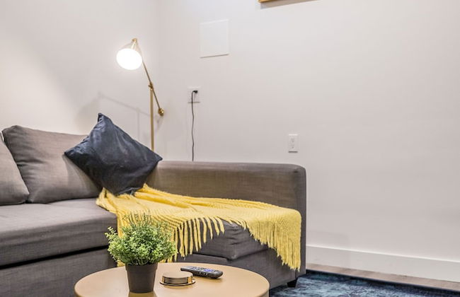 Spacious Newly Renovated 1 Bedroom Suite - Photo 19