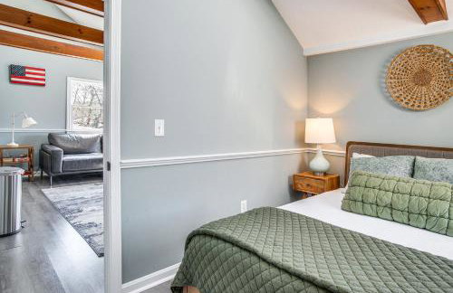 Swim and Fish On-Site! Waterfront Cape Cod Cottage - Foto 3