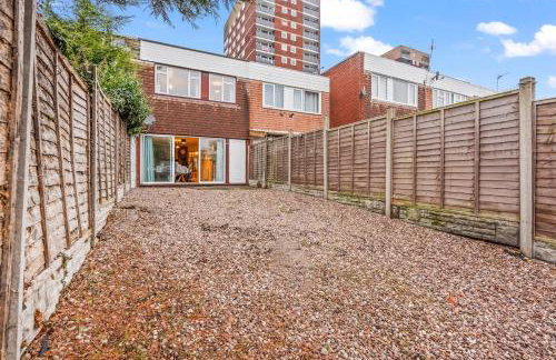 #99 Quirky and Stylish 3-Bedroom - Close to Drayton Manor Theme Park - Sleeps 6 - "Perfect for contractors and Families - Free parking" - Photo 49