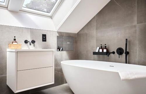 Arden House - Luxury Home with Hot Tub - Games Room - Fire Pit - Photo 10