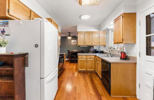 Spacious and Comfy Close to Everything Backyard - Foto 14