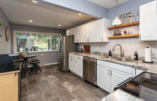 Near Drake/Downtown packed w/Amenities - Hot Tub - Movie Theater - Photo 39