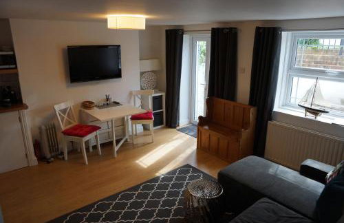 Stunning pied-a-terre moments from the water. - Photo 17