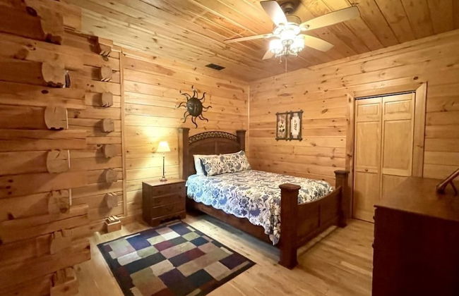 A true log cabin with 360 degree mountain views - Pet and Motorcycle friendly! 5 Bedroom Cabin by RedAwning - Foto 5