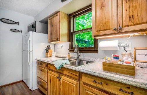 Cozy Lake House with Fireplace, Views, Close to Skiing! - Foto 8