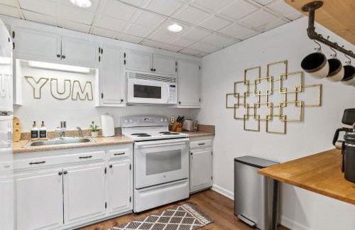 Famous MUSIC ROW 1 Bedroom Condo with FREE Parking and Pool - Foto 7