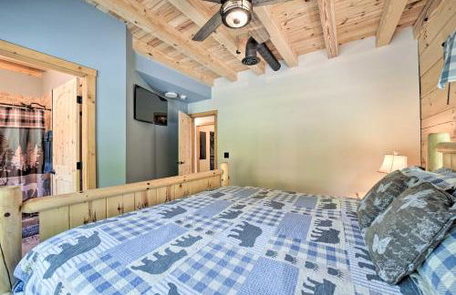 Luxe Log Cabin with Modern Finishes and Mtn Views - Foto 17