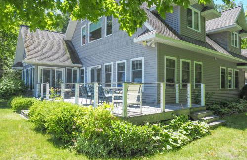 Getaway on Crystal Clear Lake Main and Guest House! - Foto 35