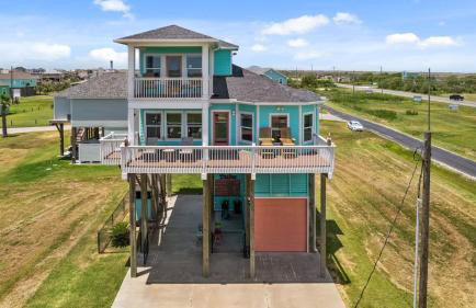 Steps to the Beach | Tiki Bar Fun | Epic Bay Views | Sleeps 8 - Foto 5