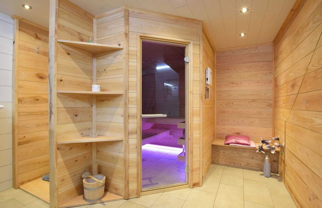 Luxury House with Indoor Pool, Sauna, Hot Tub - Photo 21