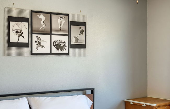 Spacious Family Retreat w Garden Modern Comfort - Photo 78