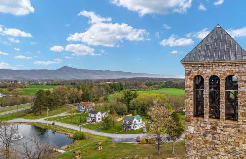 Pondview 4BR Cabin-Walk to Caverns, Hot Tub, Wi-Fi - Foto 31