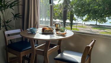 Apartamento com vista pro mar no Centro de Ubatuba - com estacionamento 2 quartos e cozinha completa - Foto 2