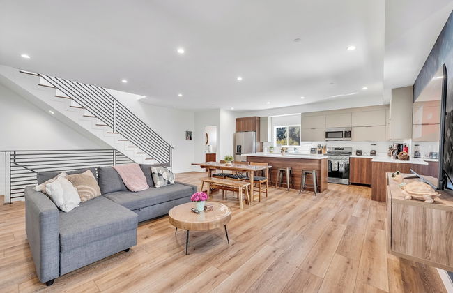 Luxurious Townhome - Photo 18