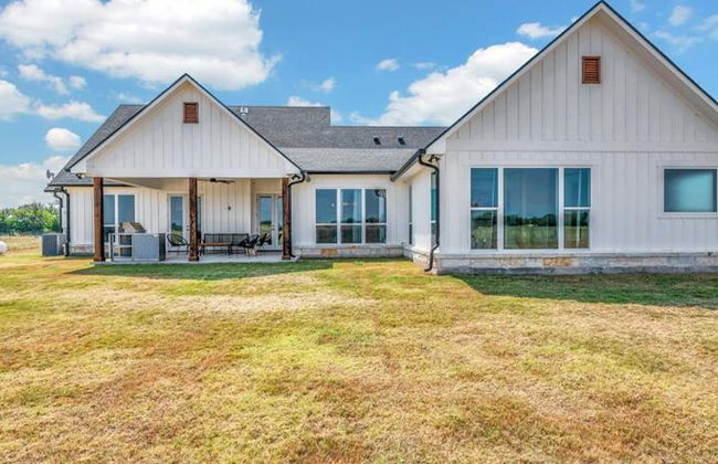 New Luxury Texas Farmhouse - Photo 30