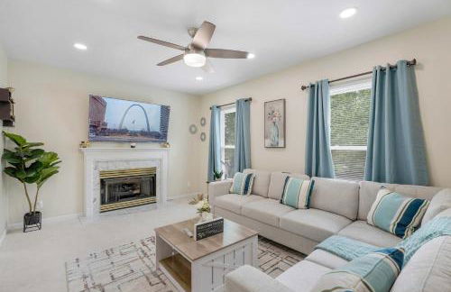 Modern 4BR Retreat with Free Parking in Prime CWE! - Foto 1