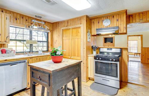 Hike, Fish and Explore Family Cabin in Sulphur! - Foto 10